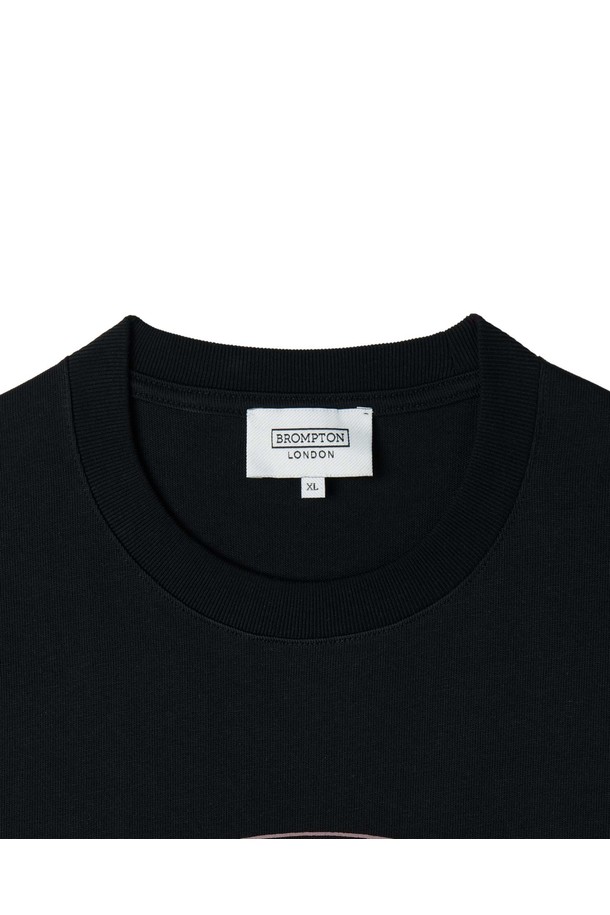 BMW MINI(비엠더블유 미니)와 BROMPTON(브롬톤)의 콜라보레이션 티셔츠입니다. 블랙 컬러의 릴랙스핏 티셔츠로, BMW MINI 트렁크에 앉아있는 브롬톤 유저 그래픽 프린트가 특징입니다. 10수 코튼 소재로 제작되어 봄, 여름, 가을, 겨울 사계절 내내 착용 가능하며, 레이어드 이너로도 활용하기 좋습니다. 라운드넥 디자인에 캐주얼한 스타일로, 동네 마실룩이나 여행룩에 잘 어울립니다. 미니멀, 스트리트 스타일을 즐겨 입는 분들께 추천합니다.
