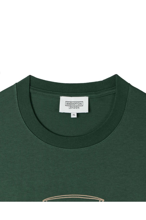 BMW MINI (비엠더블유 미니)와 BROMPTON (브롬톤)의 콜라보레이션 티셔츠입니다. 레이싱 그린, 블루, 블랙, 화이트 4가지 색상으로 출시되었으며, 일상생활에서 편안하게 착용하기 좋습니다. MINI 트렁크에 앉아있는 브롬톤 유저 디자인의 프린트가 특징이며, 10수 코튼 100% 소재로 제작되어 부드러운 촉감을 선사합니다. 봄, 여름 시즌에 단독 또는 레이어드하여 캐주얼, 미니멀, 스트리트 스타일을 연출할 수 있으며, 동네 마실룩이나 여행룩으로 활용하기 좋습니다. 릴렉스 핏의 라운드넥 반소매 티셔츠입니다.
