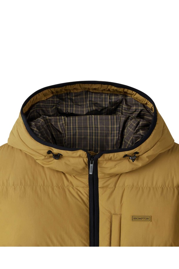 CURVED DOWN - 머스타드 (P254UDW138)는 여성용으로 디자인된 캐주얼 스타일의 겨울 점퍼입니다. 무지 패턴의 오버핏 숏패딩으로, 부드러운 촉감의 나일론 소재를 사용하여 편안한 착용감을 선사합니다. 집업 방식으로 간편하게 여밀 수 있으며, 긴 소매와 후드 디자인이 특징입니다. 안감이 패딩 처리되어 두꺼운 두께감으로 따뜻함을 더하며, 미니멀한 스타일을 연출하기 좋습니다.
