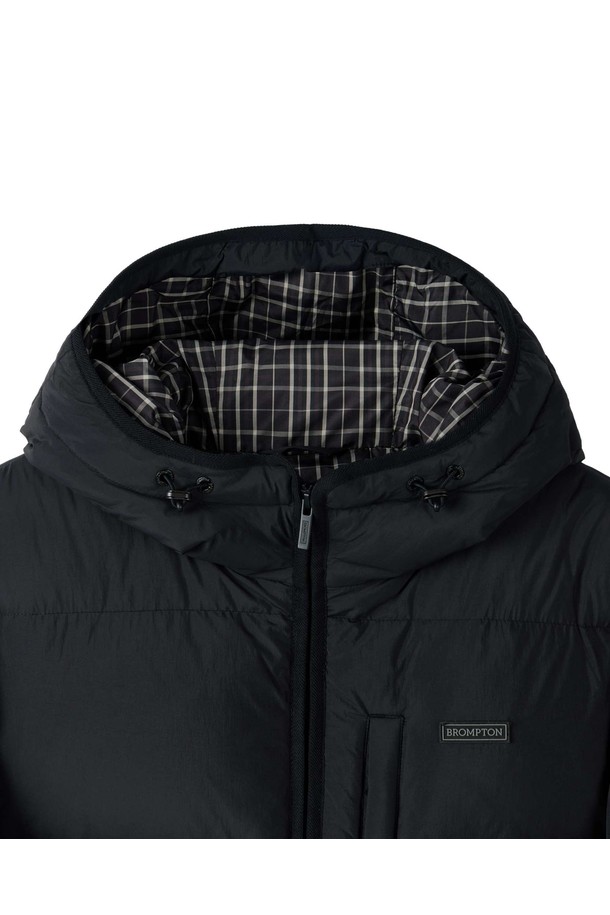 CURVED DOWN - BLACK (P254UDW138)는 겨울철 따뜻함과 스타일을 동시에 만족시키는 블랙 컬러의 남녀 공용 패딩 점퍼입니다. 캐주얼, 스포티 무드의 오버핏 디자인으로, 일상에서 편안하게 착용하기 좋습니다. 나일론 소재로 제작되어 부드러운 촉감과 방풍, 보온 기능을 제공합니다. 두꺼운 두께감과 퀼팅 디테일, 후드 디자인으로 한겨울 추위에도 끄떡없는 따뜻함을 선사하며, 긴 소매와 집업 여밈 방식으로 편리함을 더했습니다. 미니멀한 스타일을 선호하는 분들께 추천하는 아이템입니다.
