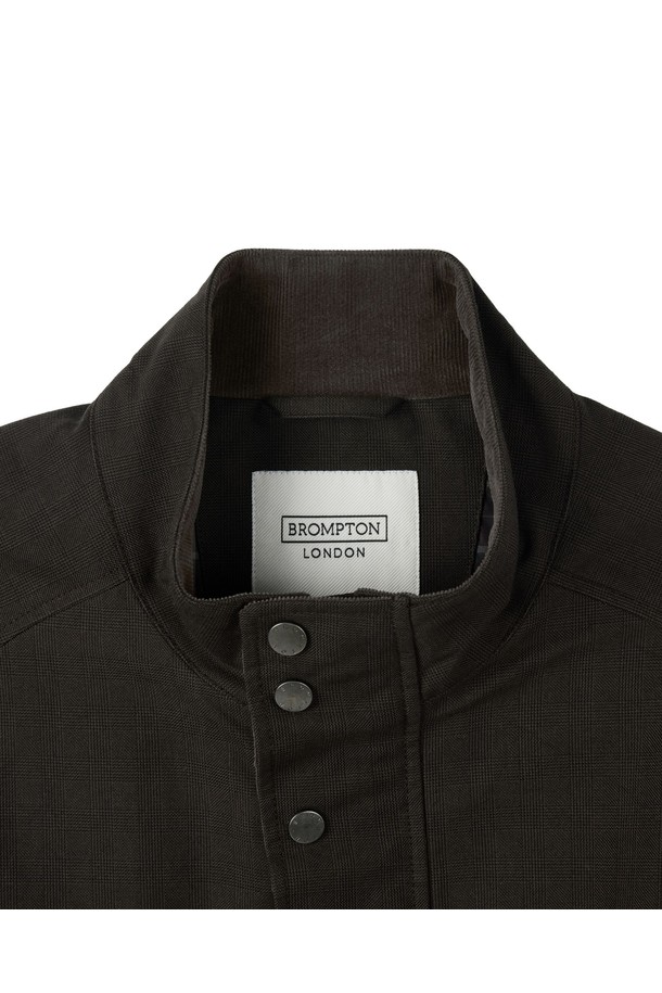 BRITISH CAMPER 재킷 - 브라운 (P253MJK421)은 캐주얼, 클래식, 미니멀 스타일을 아우르는 아우터입니다. 봄, 가을, 겨울 계절에 어울리는 레귤러 핏의 긴소매 재킷으로, 브라운과 네이비 컬러로 출시되었습니다. 고밀도 코튼-나일론 혼방 소재에 신축성을 더해 편안한 착용감을 제공하며, 래글런 소매 디자인과 체크 패턴 안감이 특징입니다. 색상별로 다른 패턴이 적용되어 있으며, 일상 및 캐주얼 착장에 적합합니다. 중간 두께감으로 간절기부터 겨울까지 따뜻하게 입을 수 있습니다.
