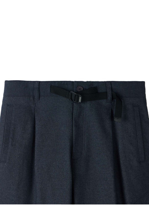 REGULAR FIT PANTS - INDIGO (P254MPT130)는 가을, 겨울 시즌에 어울리는 레귤러 핏 팬츠입니다. 면, 폴리에스테르, 레이온, 폴리우레탄 혼방 소재로 제작되어 캐주얼한 무드를 연출하며, 두꺼운 두께감으로 따뜻하게 착용할 수 있습니다. 허리부터 발목까지 깔끔하게 떨어지는 직선 실루엣과 원턱 디자인이 특징이며, 뒷포켓 웰트 포인트로 포인트를 더했습니다. 데님과 같은 외관으로 겨울 데일리룩, 동네 마실룩, 출근룩 등 다양한 TPO에 활용하기 좋으며, 캐주얼, 미니멀, 클래식 스타일을 즐기는 분들께 추천합니다.
