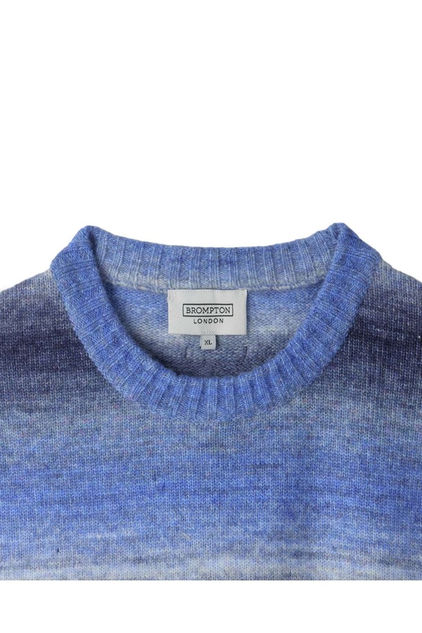 그라데이션 베이직 스웨터 - 블루 (P254MKT431)는 부드러운 촉감의 긴소매 스웨터입니다. 아크릴, 나일론, 모 혼방의 고급스러운 소재로 제작되었으며, 봄, 여름, 가을, 겨울 계절에 착용하기 좋습니다. 그라데이션 패턴 원사를 사용하여 은은한 포인트 디자인을 더했으며, 세미 오버핏과 라운드넥으로 편안한 착용감을 선사합니다. 미니멀, 클래식, 캐주얼 스타일을 즐겨 입는 분들께 데일리룩 또는 레이어드 스타일링을 위한 안성맞춤 아이템입니다. 고급스러운 무드를 연출하며, 다양한 스타일로 활용 가능합니다.
