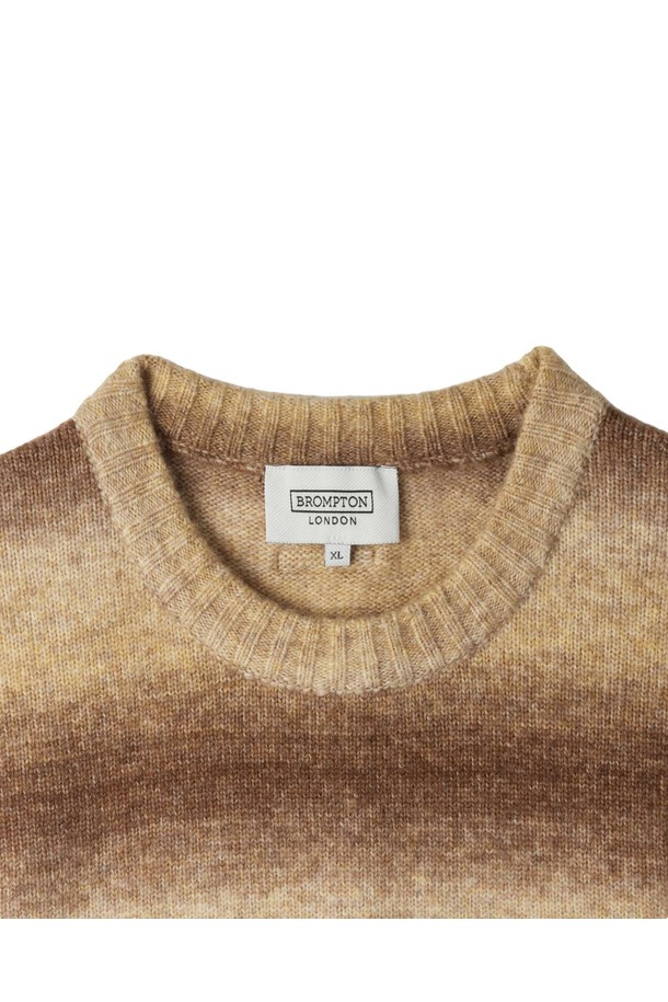 GRADATION BASIC SWEATER - 브라운 (P254MKT431)은 부드러운 촉감과 따뜻함을 선사하는 울 혼방 소재의 베이직 스웨터입니다. 가을, 겨울 시즌에 어울리는 긴 소매 기장의 라운드넥 디자인으로, 세미 오버핏으로 편안하게 착용 가능합니다. 은은한 그라데이션 패턴이 돋보이며, 데일리룩, 클래식, 미니멀, 캐주얼 스타일을 연출하기 좋습니다. 계절감 있는 브라운 컬러 외에도 블루 컬러가 있으며, 레이어드 스타일링으로 다양한 분위기를 낼 수 있습니다.
