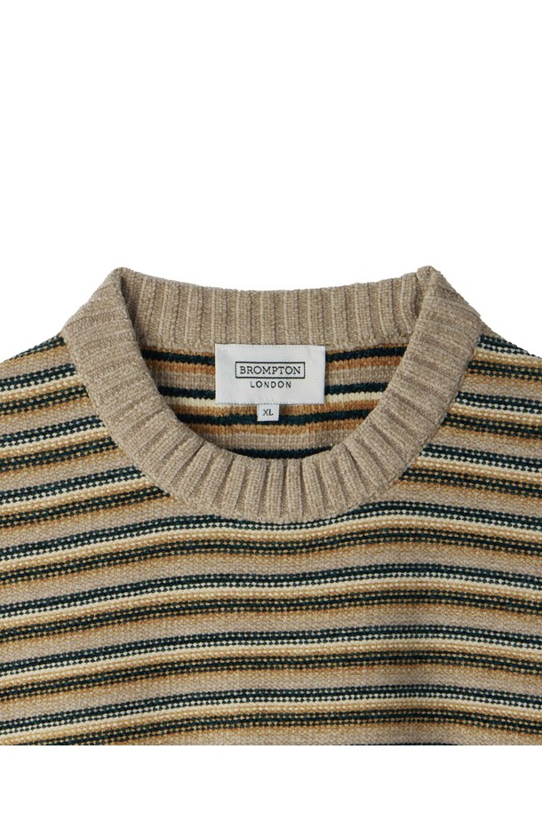 "CHENILLE STRIPE KNIT - BEIGE (P254MKT432)"는 포근하고 부드러운 착용감을 선사하는 베이지 컬러의 서닐 스트라이프 니트입니다. 가을, 겨울에 어울리는 두꺼운 두께감의 라운드넥 긴소매 니트로, 4가지 서닐 원사를 활용하여 탄탄하게 제작되었습니다. 리버스 조직과 7GG 니트 짜임으로 완성되어 내구성을 높였으며, 베이직한 스트라이프 패턴이 특징입니다. 레귤러핏과 오버핏 두 가지 핏으로 출시되어 다양한 스타일을 연출할 수 있으며, 겨울 데일리룩, 카페룩, 모임룩 등 다양한 TPO에 활용 가능합니다. 클래식, 미니멀, 캐주얼 스타일을 즐겨 입는 분들께 추천합니다.
