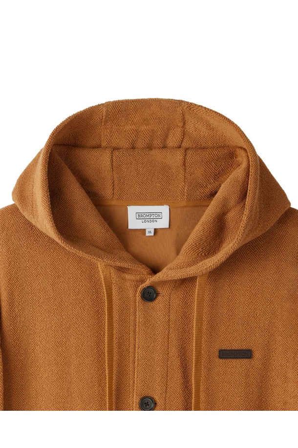 헤링본 후드 - 오렌지 (P254UFT480)는 세련된 스타일을 추구하는 당신을 위한 후드 점퍼입니다. 면과 폴리우레탄 혼방 소재로 제작되어 고급스러운 촉감과 약간 두꺼운 두께감을 자랑하며, 봄, 가을, 겨울 시즌에 폭넓게 활용할 수 있습니다. 헤링본 패턴과 가죽 디테일, 입체감 있는 조직감이 돋보이며, 세미 오버핏으로 편안한 착용감을 선사합니다. 가디건 스타일의 여밈 방식으로 편안하게 걸칠 수 있으며, 데일리룩 또는 산책룩에 클래식, 미니멀, 캐주얼 무드를 더해줍니다. 안감은 면으로 마감되어 부드러운 착용감을 제공합니다.
