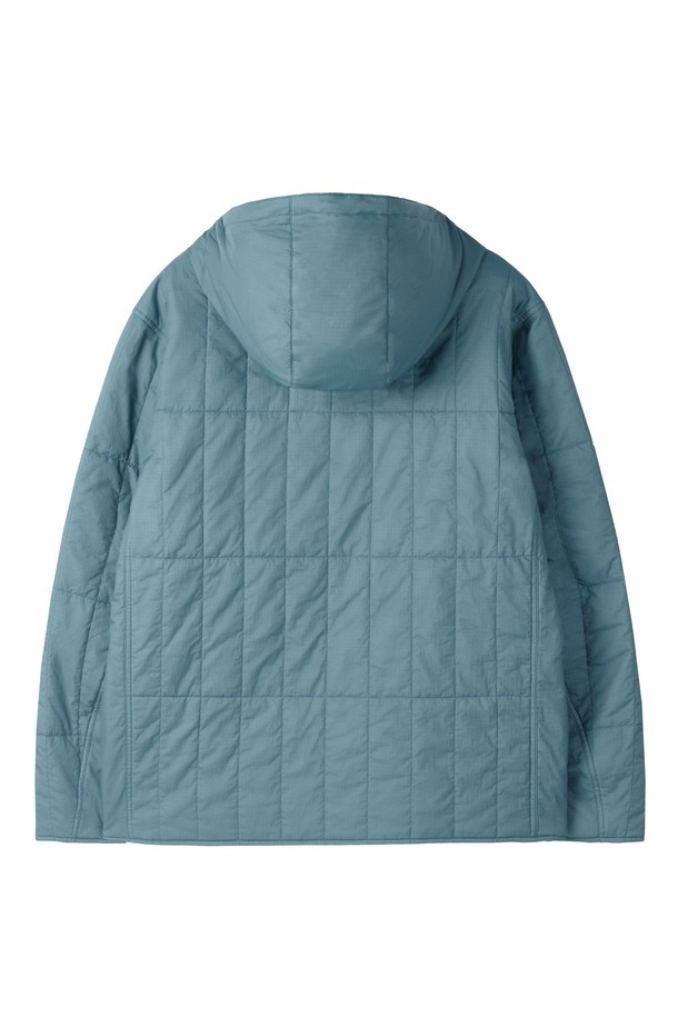 라이트블루 컬러의 SQUARE-QUILTED PADDED 점퍼입니다. 캐주얼, 베이직 스타일로 가을, 겨울철에 따뜻하게 착용하기 좋습니다. 퀼팅 디테일과 후드 디자인이 특징이며, 넉넉한 레귤러핏으로 편안한 착용감을 선사합니다. 집업 스타일로 간편하게 입고 벗을 수 있으며, 두꺼운 두께감과 부드러운 촉감의 폴리에스테르 소재로 제작되었습니다. 캠핑룩, 산책룩 등 다양한 TPO에 활용 가능하며, 미니멀, 클래식 스타일을 선호하는 분들께 추천합니다.
