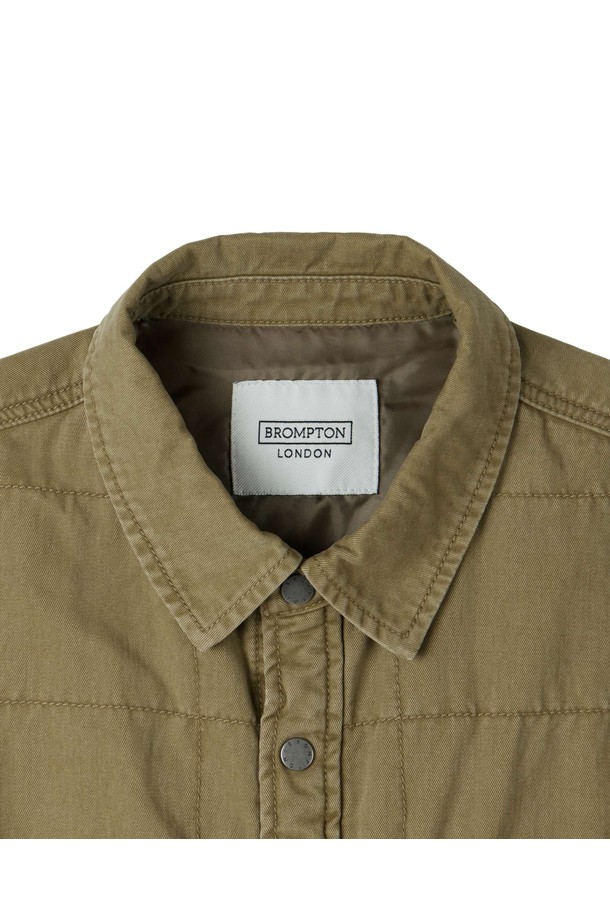 라이트 카키 컬러의 DENIM 패디드 셔켓 (P254UPD431)입니다. 봄, 가을, 겨울 세 계절 모두 활용 가능한 데일리 아우터로, 캐주얼 및 미니멀 스타일을 연출하기 좋습니다. 면, 폴리에스터, 레이온 혼방 소재로 제작되어 적당한 두께감과 보온성을 제공하며, 버튼 여밈 방식과 레귤러 핏으로 편안한 착용감을 선사합니다. 무지 디자인에 긴 소매, 포켓 디테일이 더해져 실용성을 높였으며, 안감은 폴리에스터 소재로 마감되었습니다. 겨울철 출근룩에도 활용하기 좋은 아이템입니다.
