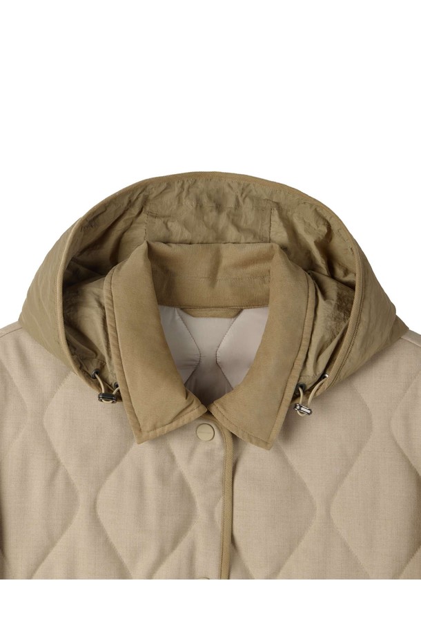 W 후드 탈부착 패딩 재킷 - 베이지 (P254WPD135)는 겨울철 따뜻함과 스타일을 동시에 만족시키는 여성용 패딩 점퍼입니다. 캐주얼, 베이직 스타일로 일상에서 편안하게 착용할 수 있으며, 출근룩, 산책룩 등 다양한 TPO에 활용 가능합니다. 부드러운 촉감의 나일론, 폴리에스테르 혼방 소재로 제작되어 두꺼운 두께감으로 뛰어난 보온성을 제공합니다. 후드 탈부착 기능과 퀼팅 디자인으로 실용성과  세련된 디자인을 더했습니다. 레귤러 핏, 긴 소매, 집업 여밈 방식으로 편안한 착용감을 선사합니다.
