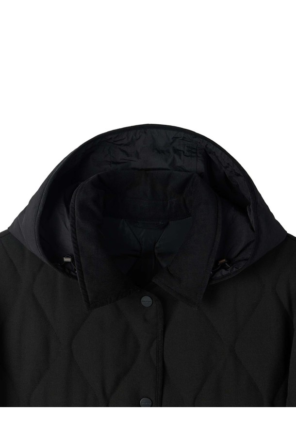 W 후드 탈부착 패디드 재킷 - 블랙 (P254WPD135)은 겨울철 추위를 막아줄 여성용 패딩 점퍼입니다. 캐주얼, 미니멀, 클래식 스타일을 아우르며 출근룩과 여행룩에 모두 활용하기 좋습니다. 부드러운 나일론 소재와 두꺼운 두께감으로 보온성을 높였으며, 후드 탈부착이 가능하여 다양한 연출이 가능합니다. 레귤러핏으로 편안하게 착용할 수 있으며, 블랙 컬러와 무지 디자인으로 어떤 스타일에도 쉽게 매치할 수 있습니다. 긴 소매와 집업 여밈 방식으로 실용성을 더했습니다.
