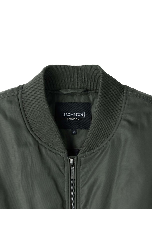 "BOMBER PADDED JUMPER - KHAKI (P254MPD134)"는 캐주얼, 미니멀, 시티보이 스타일을 아우르는 남녀 공용 점퍼입니다. 가을과 겨울에 적합하며, 오버핏 실루엣과 크롭 기장으로 트렌디한 스타일을 연출합니다. 톤 다운된 카키 컬러의 무지 디자인에 나일론 소재와 두꺼운 패딩 안감으로 보온성을 높였습니다. 집업 여밈 방식과 넉넉한 포켓 디테일이 실용성을 더하며 출근룩으로도 손색없습니다.
