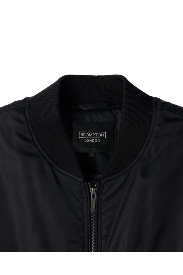 블랙 컬러의 봄버 패디드 점퍼(BOMBER PADDED JUMPER)입니다. 남녀 공용으로 착용 가능하며, 캐주얼 및 스포티한 스타일을 연출하기 좋습니다. 두꺼운 두께감과 부드러운 촉감의 폴리에스테르 소재로 제작되어 가을, 겨울 시즌에 따뜻하게 입을 수 있습니다. MA-1 스타일의 볼륨감 있는 패딩과 립 디테일이 돋보이며, 크롭 기장과 오버핏으로 트렌디함을 더했습니다. 집업 형태로 간편하게 착용할 수 있으며, 캐주얼, 스포티, 미니멀한 스타일을 즐기는 분들에게 추천합니다.
