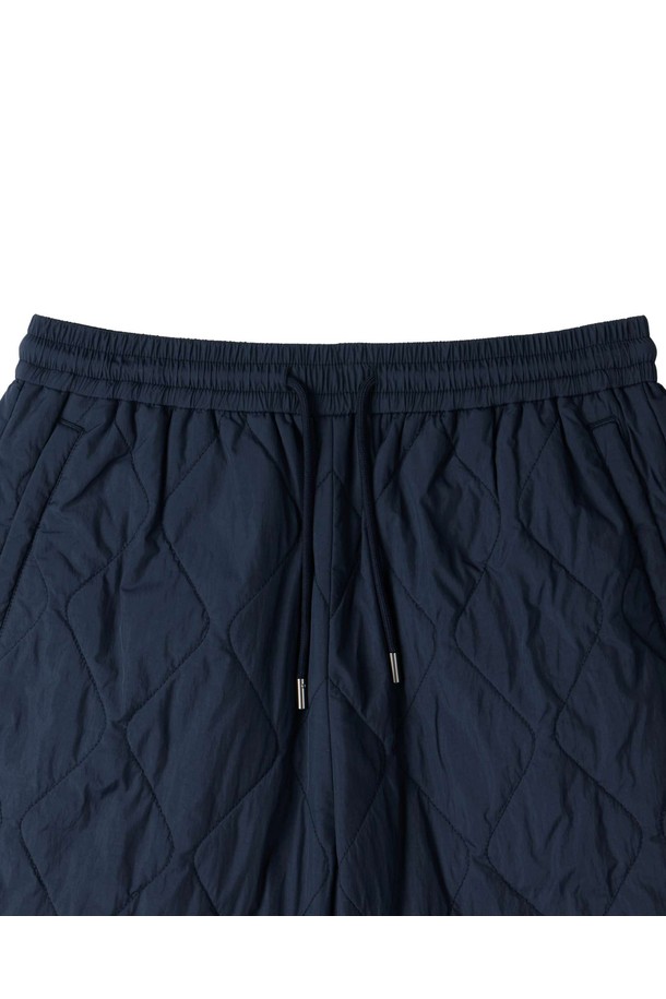 네이비 색상의 W 패딩 버뮤다 트라우저스(W 패딩 버뮤다 트라우저스 - D/NAVY, P254WHP133)는 여성용 패딩 버뮤다 팬츠입니다. 봄, 가을, 겨울, 세련된 스타일 연출에 적합하며, 일상적인 착용에 용이합니다. 가볍고 뛰어난 보온성을 자랑하며, 은은한 광택감의 나일론, 폴리에스터 혼방 소재로 제작되었습니다. 사각 킬팅 패턴과 E-BAND 밴딩, 브롬톤 시그니처 실리콘 와펜이 특징이며, WEATHER WATER APPROVED RESISTANCE 기능으로 가벼운 방수 기능까지 갖췄습니다. 겨울철 데일리룩, 산책룩, 여행룩 등 다양한 TPO에 미니멀, 캐주얼, 클래식 스타일을 더해 활용하기 좋습니다.
