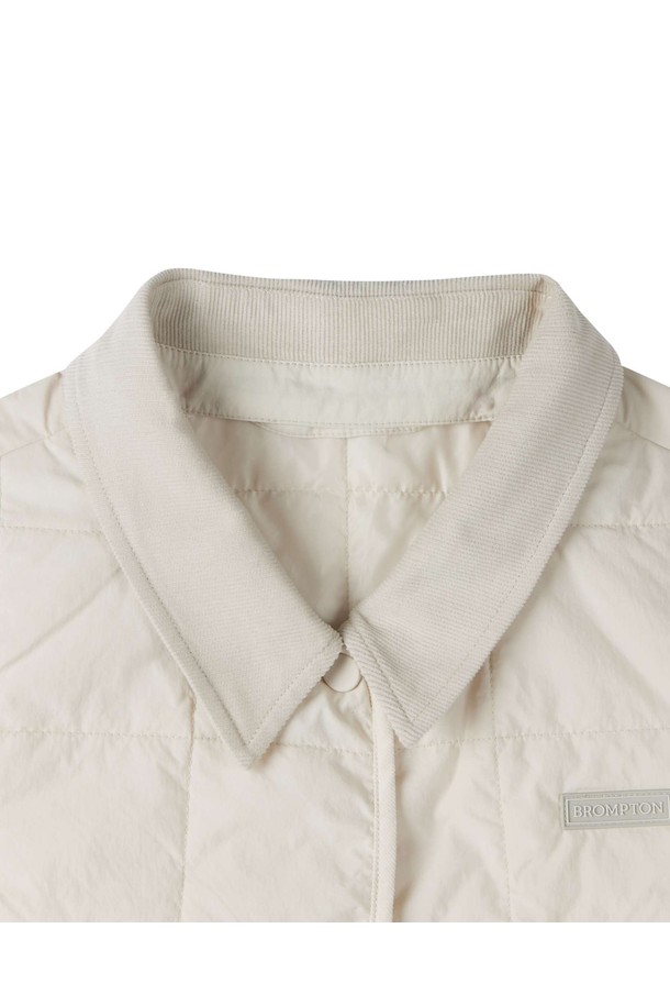 아이보리 컬러의 W COLLAR DETACHABLE PADDED VEST (더블유 칼라 탈착식 패딩 베스트)는 가을, 겨울철에 착용하기 좋은 여성용 패딩 베스트입니다. 두꺼운 두께감으로 보온성을 높였으며, 카라 부분을 탈착하여 다양한 스타일을 연출할 수 있습니다. 캐주얼, 미니멀, 클래식 스타일을 즐겨 입는 분들께 추천하며, 출근룩으로도 활용하기 좋습니다. 크롭 기장의 민소매 디자인으로, 레이어드하여 세련된 룩을 완성할 수 있습니다. 버튼 여밈 방식의 레귤러 핏으로 제작되었습니다.
