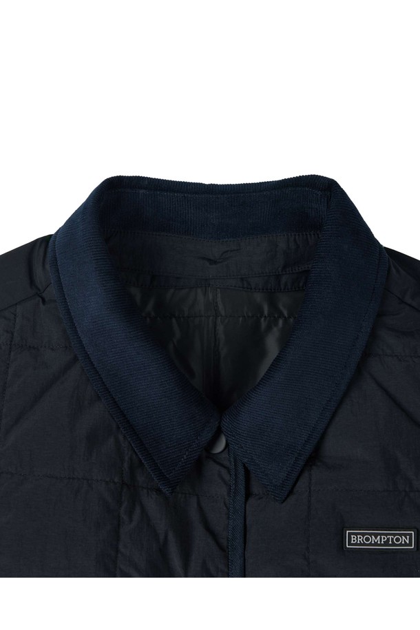 W 카라 탈부착 패딩 베스트 - 블랙 (P254WPV132)는 여성용 아우터로, 봄, 가을, 겨울철에 폭넓게 활용 가능한 패딩 베스트입니다. 캐주얼, 미니멀, 클래식 스타일을 아우르며 겨울 데일리룩, 산책룩, 여행룩에 적합합니다. 블랙과 아이보리 두 가지 색상으로 출시되었으며, 퀄팅 패턴과 부드러운 촉감이 특징입니다. 방수 및 경량 기능이 있으며, 카라 탈부착 및 코듀로이 카라 디테일, 가슴 부분 브랜드 엠블럼으로 포인트를 더했습니다. 레귤러핏과 오버핏 두 가지 핏으로 출시되어 다양한 스타일 연출이 가능합니다.
