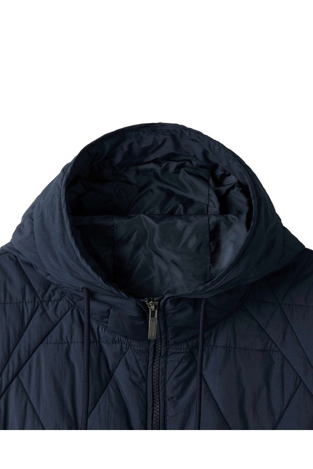 W 하프 슬리브 퀼티드 폰초 - D/네이비 (P254WPV133)는 캐주얼한 스타일의 여성용 아우터입니다. 봄, 여름, 가을, 겨울 사계절 모두 착용 가능하며, 일상복으로 활용하기 좋습니다. 넉넉한 루즈핏에 네이비 컬러, 퀼팅 패턴과 삼각 퀼팅 무늬가 특징입니다. 부드러운 촉감의 나일론, 폴리에스테르 혼방 소재로 제작되었으며, 중간 두께감으로 편안하게 착용할 수 있습니다. 사이드 스냅 버튼과 케이프 스타일 변형이 가능하며, 테이프 디자인이 돋보입니다.
