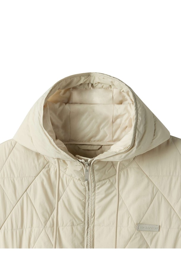 W 하프 슬리브 퀼티드 폰초 - L/베이지 (P254WPV133)는 베이지 및 네이비 컬러로 출시된 여성용 아우터입니다. 봄, 여름, 가을, 겨울 모두 착용 가능하며, 캐주얼, 미니멀, 클래식 스타일을 연출할 수 있습니다. 광택 나일론 소재에 삼각형 퀄팅 패턴이 돋보이며, 케이프 스타일과 사이드 스냅 버튼, 테이프 디자인으로 포인트를 더했습니다. 루즈핏의 레귤러 기장으로 편안하게 착용할 수 있으며, 반소매 디자인과 부드러운 촉감이 특징입니다. 동네 마실룩, 여행룩, 겨울 데일리룩 등 다양한 TPO에 활용하기 좋습니다.
