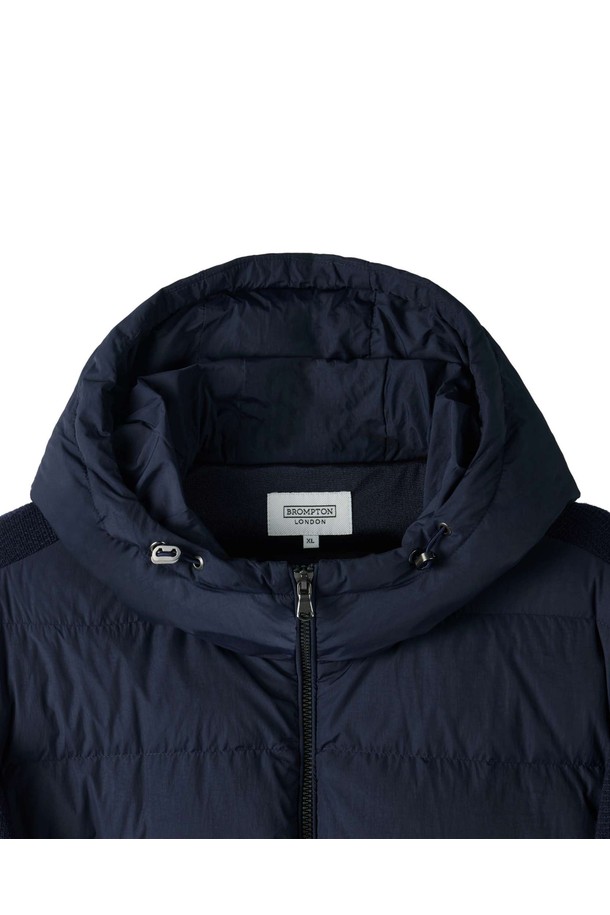 HYBRID HOODED DOWN - 네이비 (P254MDW450)는 일상과 여행, 캠핑 등 다양한 TPO에 활용하기 좋은 남녀 공용 후드 패딩입니다. 캐주얼, 스포티, 미니멀 스타일을 추구하는 고객에게 적합하며, 부드러운 촉감의 나일론 소재와 두꺼운 두께감으로 겨울철 따뜻함을 선사합니다. 무지 디자인에 레귤러핏으로 제작되었으며, 집업 방식으로 간편하게 착용할 수 있습니다. 크롭 기장의 하이브리드 패딩으로, 후드가 부착되어 있어 더욱 실용적입니다.
