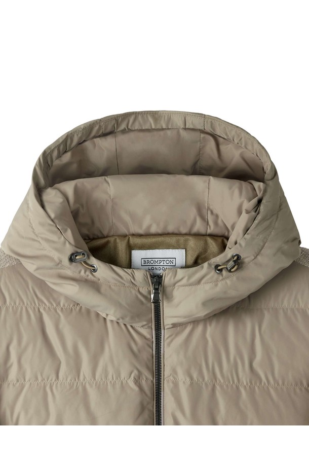 베이지 컬러의 여성용 하이브리드 후드 다운입니다. 캐주얼하고 스포티한 스타일로, 겨울철 일상룩과 출근룩, 여행룩에 모두 활용하기 좋습니다. 나일론과 폴리에스테르 혼방 소재로 제작되어 부드러운 촉감을 제공하며, 두꺼운 두께감으로 뛰어난 보온성을 자랑합니다. 크롭 기장에 집업 스타일로 간편하게 착용 가능하며, 니트 소매와 후드, 하이브리드 디자인이 특징입니다. 경량 소재로 활동성을 높였으며, 겨울철 추위 속에서도 따뜻하고 편안하게 스타일을 연출할 수 있습니다.
