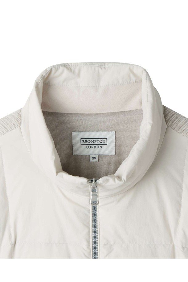 **W 하이브리드 다운 - 아이보리 (P254WDW450)**는 여성용 점퍼로, 겨울철 일상에서 따뜻함과 스타일을 동시에 만족시키는 아이템입니다. 부드러운 촉감의 나일론 소재와 두꺼운 두께감으로 뛰어난 보온성을 제공하며, 하이브리드 다운 구조와 니트 소매 디자인으로 활동성을 더했습니다. 레귤러핏으로 제작되어 베이직하면서도 캐주얼한 스타일을 연출하며, 집업 여밈 방식과 긴 소매 기장으로 편안함을 선사합니다. 무지 디자인의 아이보리 컬러는 어떤 옷에도 쉽게 매치하여 미니멀하고 클래식한 분위기를 낼 수 있습니다.
