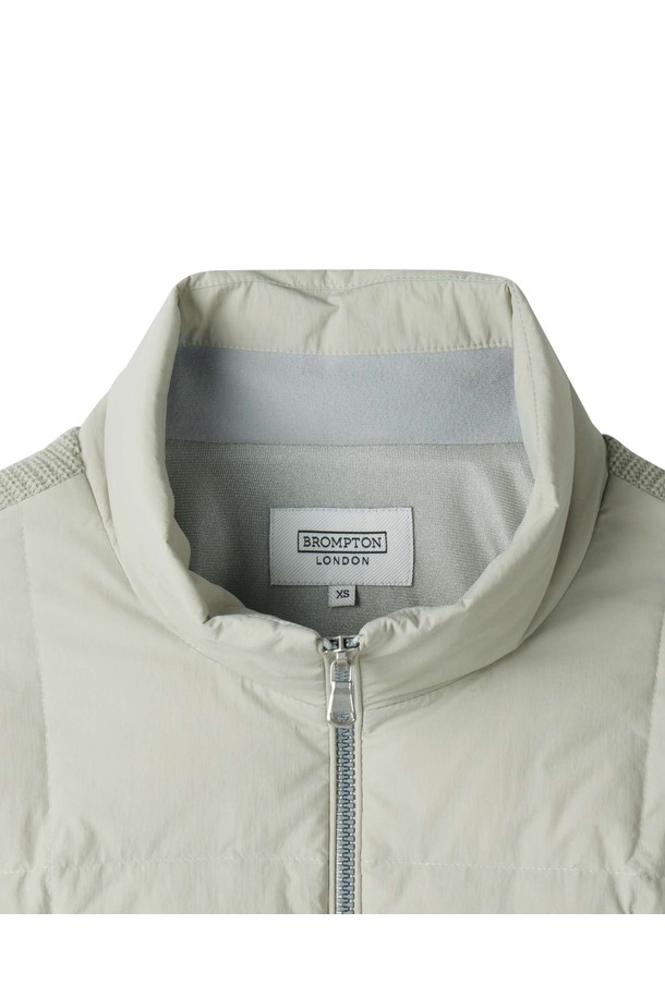 W 하이브리드 다운 - 민트 (P254WDW450)는 여성용 하이브리드 다운 점퍼입니다. 캐주얼, 스포티 스타일의 겨울철 일상복으로, 여행룩, 산책룩에 적합합니다. 민트 컬러의 무지 디자인에 레귤러핏, 레귤러 기장의 상의로 제작되었습니다. 나일론과 폴리에스테르 소재로 제작되어 부드러운 촉감을 제공하며, 보온성과 경량성을 갖춘 두꺼운 두께의 집업 방식 다운 코트입니다. 니트 소매 디테일과 하이브리드 구조가 특징입니다.
