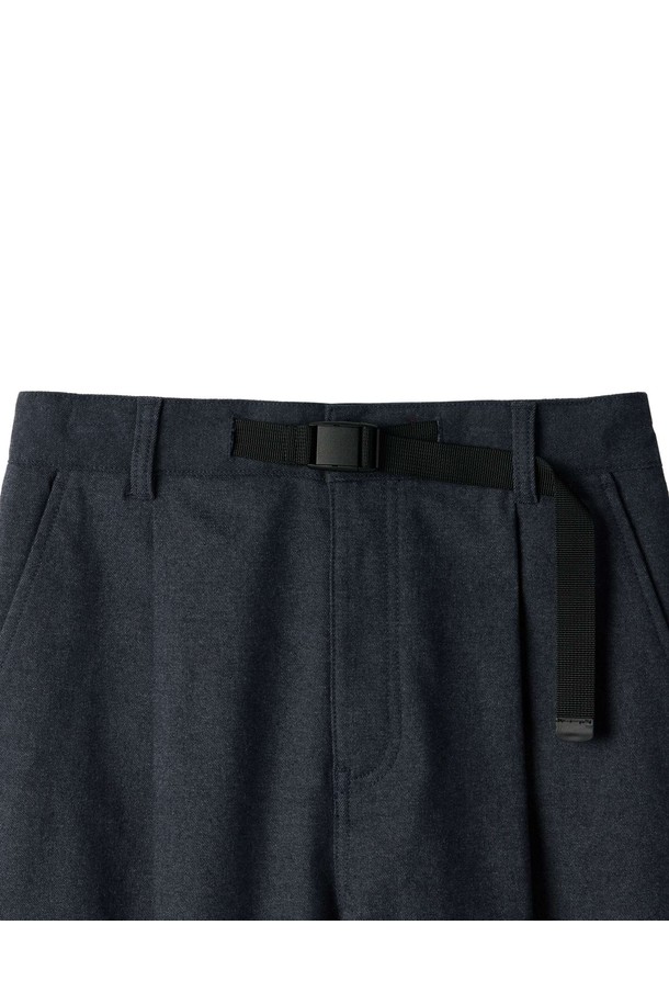 W 릴랙스 테이퍼드 트라우저 - 인디고 (P254WPT130)는 여성용 바지입니다. 봄, 가을에 어울리는 캐주얼하고 베이직한 스타일의 긴 바지로, 릴랙스핏과 테이퍼드 핏으로 편안함을 강조합니다. 톤 다운된 인디고 컬러의 무지 디자인이 특징이며, 다양한 상의와 매치하기 용이합니다. 일상복으로 활용하기에 적합한 아이템입니다. 
