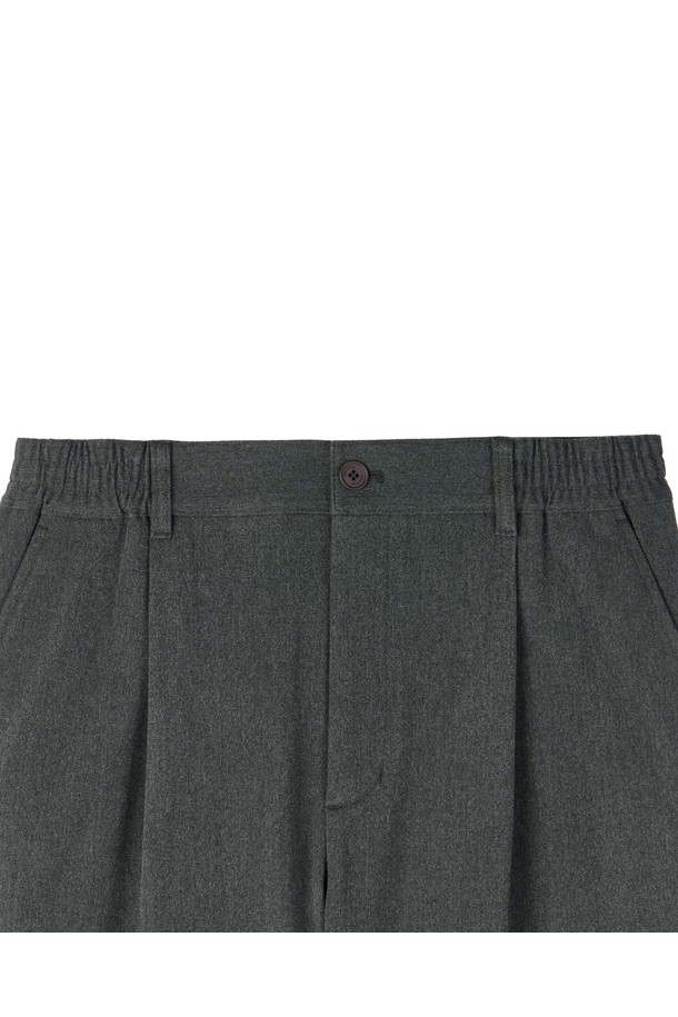 브러쉬드 트라우저 - C/그레이 (P254MPT141)는 남성용 바지로, 가을과 겨울에 착용하기 좋은 긴 기장의 울 소재 바지입니다. 부드러운 촉감의 레귤러핏으로, 베이직하고 클래식한 스타일을 연출합니다. 무지 디자인에 두꺼운 두께감으로 보온성을 높였으며, 브러쉬드 가공으로 고급스러운 느낌을 더했습니다. 오피스룩, 비즈니스 캐주얼, 출근룩 등 다양한 TPO에 활용 가능한 미니멀한 디자인의 바지입니다.
