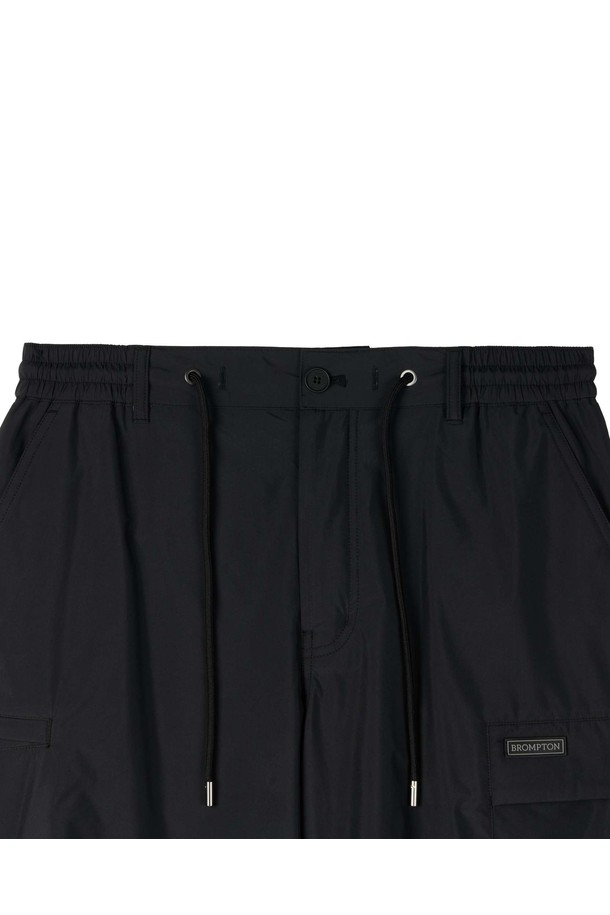 LYLEX LINING TROUSERS - BLACK (P254MPT142)는 남성용 바지로, 캐주얼 및 스포티 스타일을 모두 소화할 수 있는 루즈핏 트라우저입니다. 봄, 여름, 가을 세 계절 모두 착용 가능하며, 가볍고 부드러운 나일론 소재를 사용하여 편안한 착용감을 제공합니다. 허리 밴딩과 드로우스트링, 숏 기장으로 활동성을 높였으며, 무지 디자인과 블랙 컬러로 어떤 스타일에도 쉽게 매치할 수 있습니다. 여행룩, 휴가룩, 미니멀 스타일 연출에 활용하기 좋으며, 실용적인 포켓 디테일이 돋보입니다.
