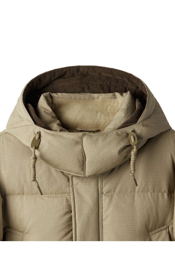 BRITISH CAMPER (브리티시 캠퍼) 헤비 다운 점퍼 - D/BEIGE (P254MDW455)는 겨울철 캠핑룩과 캐주얼 스타일을 위한 필수 아이템입니다. 넉넉한 오버핏에 부드러운 나일론 소재를 사용하여 편안한 착용감을 제공하며, 베이직하고 미니멀한 디자인으로 다양한 스타일 연출이 가능합니다. 두꺼운 두께감과 퀼팅 디테일, 포켓 디자인은 보온성과 실용성을 높여줍니다. 집업 방식으로 간편하게 착용할 수 있으며, 방풍 기능으로 추운 날씨에도 따뜻하게 몸을 보호해 줍니다.
