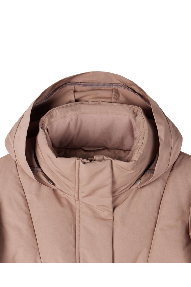 W 숏 다운 점퍼 - 핑크 (P254WDW137)는 부드러운 촉감의 나일론 소재로 제작된 여성용 겨울 다운 점퍼입니다. 캐주얼, 스포티 스타일을 연출하며 무지 패턴에 오버핏 디자인으로 편안한 착용감을 제공합니다. 크롭 기장의 숏패딩으로, 집업 여밈 방식과 긴소매 디자인이 특징입니다. 덕다운 충전재와 패딩 안감으로 보온성을 높였으며, 일상생활에서 폭넓게 활용할 수 있습니다. 
