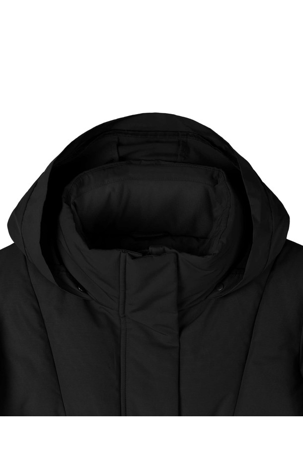 W 숏 다운 점퍼 - D/네이비 (P254WDW137)는 여성용으로 제작된 캐주얼 스타일의 숏패딩 점퍼입니다. 겨울철에 적합하며, 두꺼운 두께감과 부드러운 촉감의 나일론 소재로 제작되었습니다. 무지 디자인과 오버핏으로 편안한 착용감을 선사하며, 집업 방식과 긴소매 디자인이 특징입니다. 네이비 컬러의 다운패딩으로, 안감 또한 패딩 처리되어 보온성을 높였습니다.
