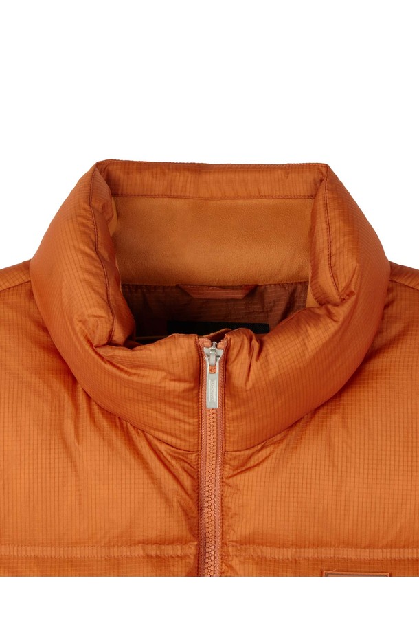 LIGHT SHELL HEAVY SHORT DOWN JUMPER - 오렌지 (P254UDW136)는 겨울철 따뜻함을 책임지는 오버핏 숏패딩입니다. 캐주얼, 미니멀, 시티보이 스타일을 아우르는 디자인으로, 무지 패턴과 하이넥, 푸퍼 스타일이 특징입니다. 두꺼운 두께감의 나일론 소재로 제작되어 보온성을 높였으며, 긴소매와 집업 여밈 방식으로 편안하게 착용할 수 있습니다. 일상생활에서 폭넓게 활용하기 좋은 다운 점퍼입니다.
