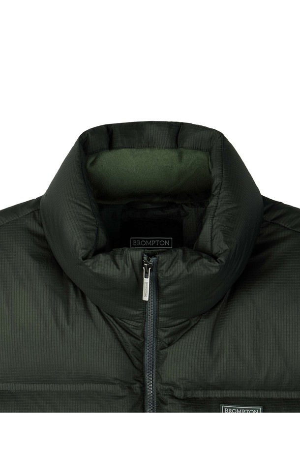 LIGHT SHELL HEAVY SHORT DOWN JUMPER - 카키 (P254UDW136)는 캐주얼, 스포티 스타일의 남녀 공용 숏 패딩 점퍼입니다. 무지 디자인에 오버핏으로 제작되었으며, 숏 기장과 집업 여밈 방식이 특징입니다. 겨울철 보온성을 높여주는 두꺼운 두께감과 부드러운 촉감의 나일론 소재를 사용했으며, 덕다운 충전재와 퀄팅 디테일로 보온성과 경량성을 동시에 잡았습니다. 내부에는 패딩 안감이 적용되어 더욱 따뜻하게 착용할 수 있습니다. 일상생활에서 편안하게 활용하기 좋은 아이템입니다.
