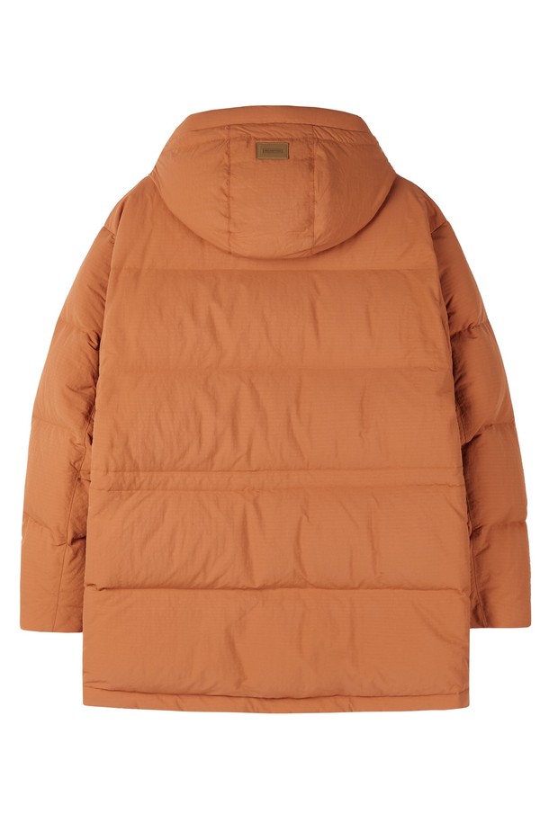 BRITISH CAMPER (브리티시 캠퍼) 미디 다운 점퍼 - 오렌지 (P254MDW452)는 추운 겨울 날씨에도 따뜻하고 스타일리시하게 연출할 수 있는 여성용 다운 점퍼입니다. 캐주얼, 미니멀, 고프코어 스타일을 아우르는 디자인으로, 산책룩이나 캠핑룩에 잘 어울립니다. 오버핏, 두꺼운 두께감, 부드러운 촉감의 나일론 소재를 사용하여 편안한 착용감을 제공하며, 하이넥과 퍼프 소매, 포켓 디테일이 돋보입니다. 숏패딩 스타일의 미디 기장으로, 보온성과 방풍 기능을 갖춰 겨울철 따뜻함을 유지해 줍니다. 
