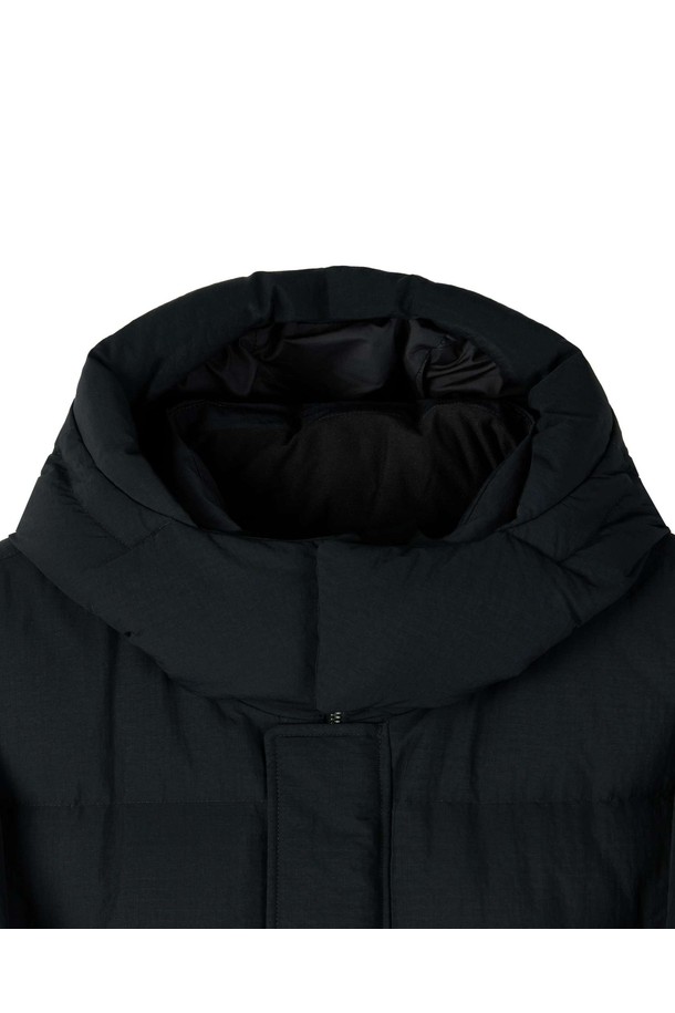 BRITISH CAMPER (브리티시 캠퍼) 미디 다운 점퍼 - 블랙 (P254MDW452)는 겨울철 보온성을 책임지는 필수 아이템입니다. 캐주얼하고 베이직한 스타일의 무지 디자인으로, 다양한 스타일에 매치하기 좋습니다. 넉넉한 두께감과 부드러운 촉감의 나일론 소재를 사용하여 편안한 착용감을 선사합니다. 톤온톤 블랙 컬러에 레귤러 핏, 후드와 포켓 디테일로 실용성을 더했습니다. 집업 방식으로 간편하게 착용할 수 있으며, 보온과 방풍 기능으로 추운 날씨에도 따뜻하게 몸을 보호해 줍니다.
