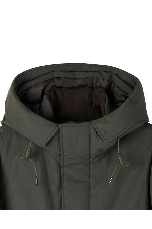 CODURA 롱 다운 점퍼 - 다크카키 (P254MDW458)는 캐주얼 및 미니멀 스타일을 지향하는 공용 다운 점퍼입니다. 겨울철 보온과 방수 기능을 갖춘 두꺼운 두께감의 롱 기장 제품으로, 일상생활에서 활용하기 좋습니다. 나일론 소재를 사용하여 제작되었으며, 지퍼 여밈 방식과 레귤러핏으로 편안한 착용감을 제공합니다. 후드와 포켓 디테일이 있으며, 다크카키 컬러의 무지 디자인으로 다양한 스타일 연출에 용이합니다. 긴 소매 기장으로 한겨울에도 따뜻하게 입을 수 있는 다운 점퍼입니다.
