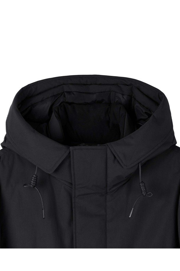 CODURA 롱 다운 점퍼 - 블랙 (P254MDW458)는 여성용 겨울 점퍼입니다. 베이직한 스타일의 무지 디자인으로, 출근룩에 적합하며 미니멀, 클래식, 캐주얼 스타일을 연출할 수 있습니다. 롱 기장의 블랙 컬러 다운 점퍼로, 두꺼운 두께감과 부드러운 촉감의 나일론 소재를 사용하여 보온성을 높였습니다. 긴 소매, 집업 여밈 방식, 후드와 패딩 디테일이 특징이며, 래귤러 핏으로 제작되었습니다.
