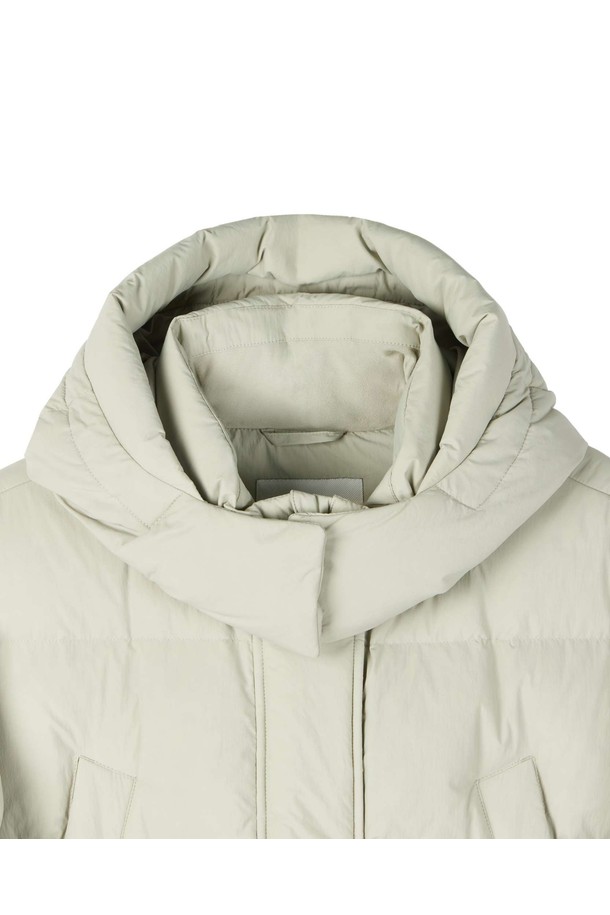 W 브리티시 캠퍼 미디 다운 점퍼 - 민트 (P254WDW453)는 여성용 아우터로, 겨울철 캐주얼 스타일을 연출하기에 좋은 다운 점퍼입니다. 톤온톤 민트 컬러의 무지 디자인에, 부드러운 나일론 소재와 두꺼운 두께감으로 따뜻함을 더했습니다. 미디엄 기장의 레귤러핏으로 편안하게 착용 가능하며, 집업 여밈 방식과 긴 소매, 후드와 포켓 디테일로 실용성을 높였습니다. 안감은 패딩 처리되어 보온성을 더욱 강화한 캠퍼다운 코트입니다.
