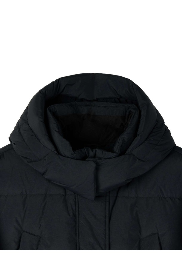 W 브리티쉬 캠퍼 미디 다운 점퍼 - 블랙 (P254WDW453)는 여성용 다운 점퍼입니다. 캐주얼, 베이직 스타일로 일상 및 출근룩에 적합하며, 두꺼운 두께감으로 겨울철 보온과 방풍 기능을 제공합니다. 부드러운 촉감의 나일론 소재와 긴소매, 미디 기장, 레귤러핏 디자인이 특징입니다. 블랙 컬러의 무지 디자인과 집업 여밈 방식으로 미니멀하고 클래식한 분위기를 연출합니다. 퀼팅 및 패딩 디테일이 돋보이는 다운 코트 타입의 아우터입니다.
