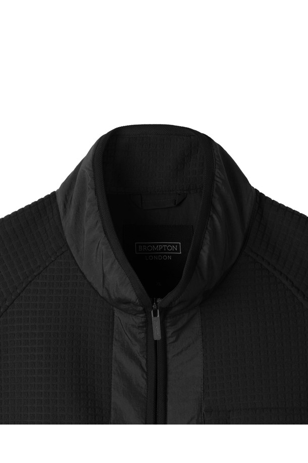 **플리스 집업 - 블랙 (P254MFT136)**

부드러운 플리스 소재로 제작되어 포근한 착용감을 선사하는 플리스 집업입니다. 일상생활에서 편안하게 착용하기 좋은 캐주얼하고 베이직한 스타일의 아우터입니다. 가을, 겨울 시즌에 어울리는 두꺼운 두께감으로 따뜻함을 더하며, 심플한 디자인으로 어떤 룩에도 쉽게 매치할 수 있습니다. 캠핑룩, 산책룩 등 다양한 TPO에 활용할 수 있으며, 레귤러핏으로 편안한 착용감을 제공합니다. 블랙 컬러의 무지 디자인으로 미니멀한 스타일을 연출하기 좋습니다.
