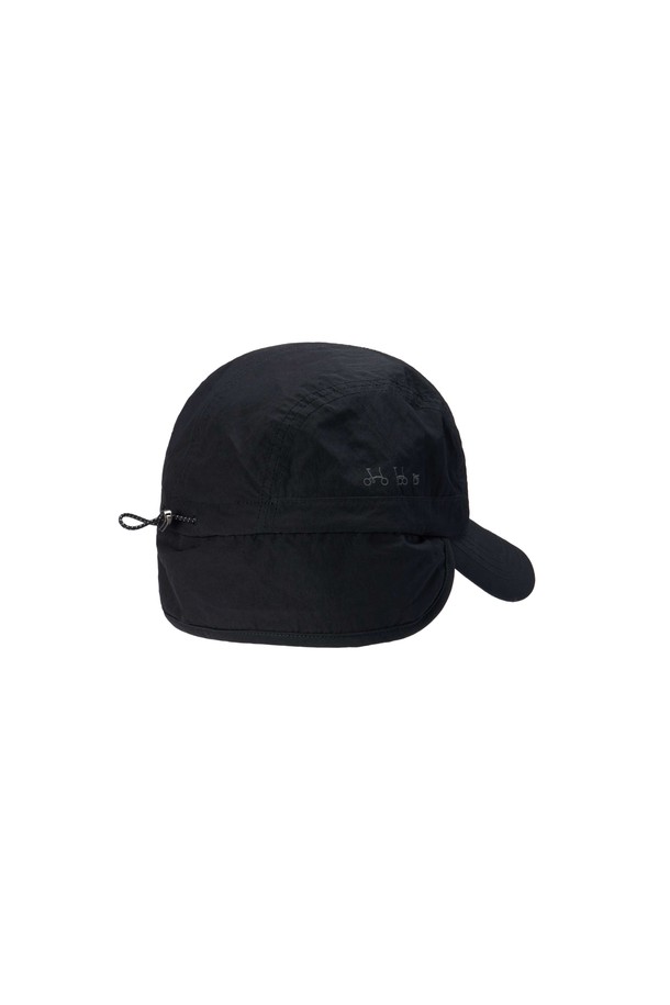 블랙 색상의 이어플랩 캠프캡(EARFLAP CAMP CAP)입니다. 봄, 여름, 가을 계절에 착용하기 좋은 깊은 모자 깊이의 캠프캡으로, 나일론 소재로 제작되어 부드러운 촉감을 선사합니다. 무지 디자인에 이어플랩 디테일이 더해져 캐주얼, 미니멀, 시티보이 스타일을 연출하기 좋습니다. 여행룩이나 산책룩에 포인트 아이템으로 활용하여 스타일리시한 룩을 완성해 보세요.
