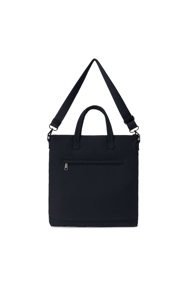 블랙 컬러의 투 포켓 패디드 토트백입니다. 미디엄 사이즈의 나일론 소재로 제작되었으며, 숄더 스트랩과 지퍼형 잠금 방식으로 실용성을 더했습니다. 무지 패턴의 사각 디자인에 패딩 디테일을 더해 미니멀, 시크, 클래식한 스타일을 연출합니다. 넉넉한 수납공간과 투 포켓 디자인으로 넉넉한 수납력을 제공하며, 출근룩에 잘 어울립니다.
