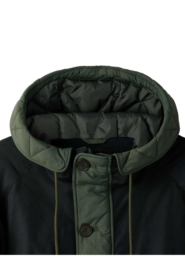 LONG QUILTED HOOD COAT - D/NAVY (P254UDW139)는 캐주얼과 미니멀 스타일을 추구하는 분들을 위한 롱 퀼팅 후드 코트입니다. 넉넉한 기장과 두꺼운 두께감으로 가을, 겨울철 따뜻하게 착용할 수 있으며, 네이비 컬러로 어떤 룩에도 쉽게 매치할 수 있습니다. 일상, 출근룩, 캠핑룩 등 다양한 TPO에 활용 가능하며, 퀼팅 패턴이 특징입니다. 긴 소매 기장과 후드 디자인으로 보온성을 높였습니다. 
