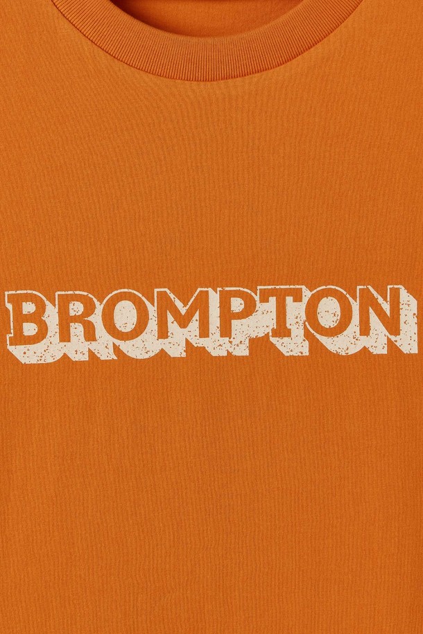 BROMPTON LONDON - 반팔티셔츠 - BROMPTON LOGO SHORT SLEEVE - ORANGE (P252UTS450)