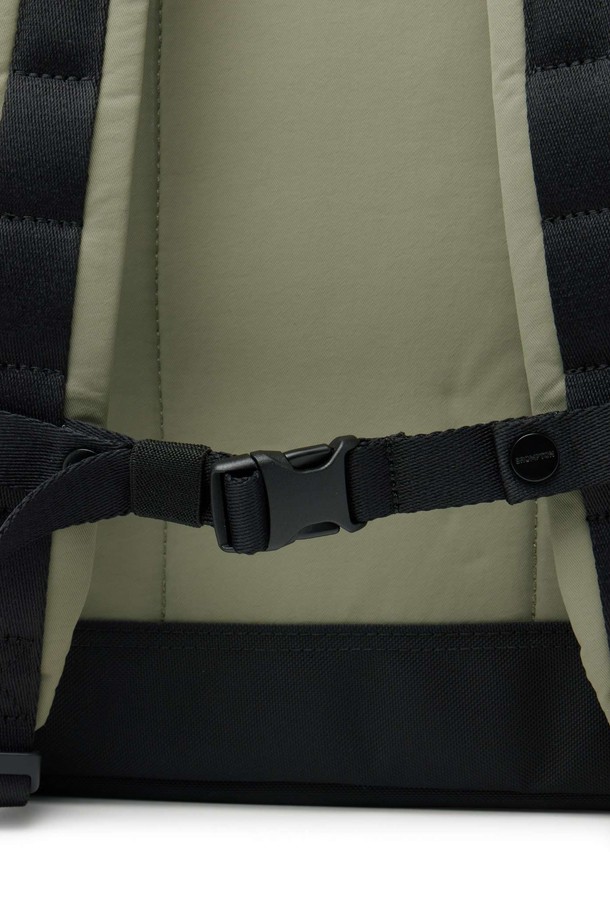 **REFLECTIVE BACKPACK - 카키 (P255ABG101)**

가볍고 실용적인 남녀공용 미디엄 사이즈 백팩입니다. 부드러운 나일론 REGEN 원단을 사용하여 편안한 착용감을 제공하며, 사각 형태에 카키 컬러, 무지 패턴으로 미니멀한 스타일을 연출합니다.  반사 기능과 방수 기능이 있어 일상 및 아웃도어 활동에 적합하며, 탈착 가능한 체스트 벨트와 양 사이드 메쉬 물병 포켓, 내부 노트북 포켓, 전면 투포켓, 앞포켓 내부 브랜드 포켓 등 다양한 수납공간을 갖추고 있습니다. 캐주얼, 미니멀, 고프코어 스타일의 여행룩을 완성해보세요.
