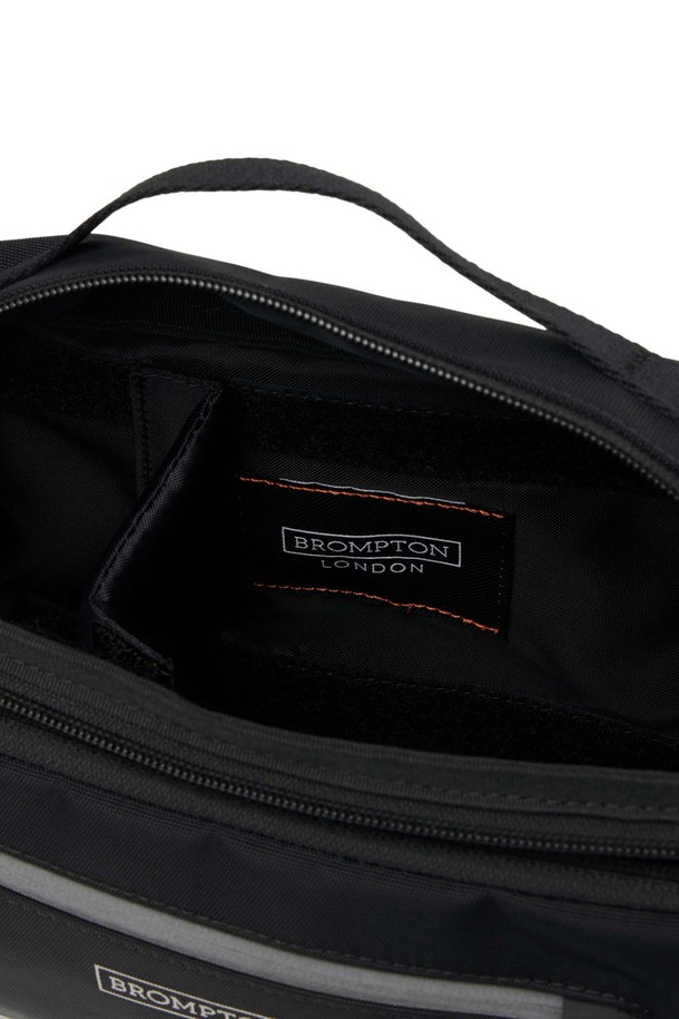 리플렉티브 크로스 백 - 블랙 (P255ACR103)은 미니멀, 시티보이, 캐주얼 스타일을 추구하는 남성을 위한 가방입니다. 일상, 출퇴근, 자전거, 시티웨어 등 다양한 용도로 활용할 수 있으며, 얇은 두께와 가벼운 착용감을 자랑합니다. 나일론과 폴리에스터 소재를 사용하여 내마모성과 경량성을 높였으며, 사각 모양의 미디엄 사이즈로 적절한 크기와 용량을 제공합니다. 지퍼, 버클, 리플렉티브 디테일이 돋보이며, 앞판 리플렉티브 지퍼, 리플렉티브 프린트 라벨, 뒷면 버클 스트랩, 고정용 스트랩 등의 특징을 갖추고 있습니다. 블랙과 네이비 두 가지 색상으로 출시되었으며, 리사이클 나일론 소재를 사용하여 제작되었습니다.
