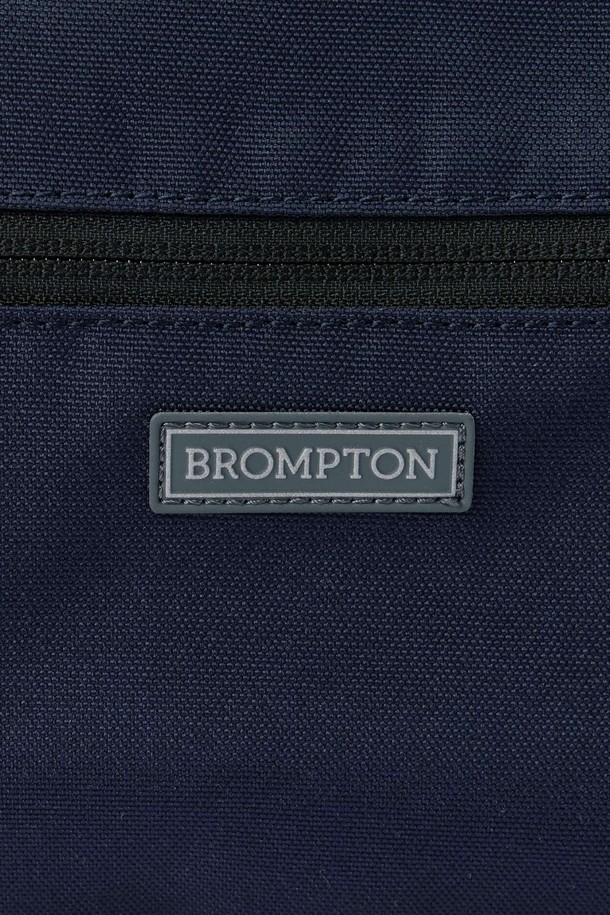 바이시클 미니백 - D/네이비 (P255ABB150)는 남성을 위한 미니 사이즈 가방입니다. 네이비 컬러의 폴리에스터와 나일론 소재로 제작되었으며, 로고 패턴과 반사 프린트 디자인이 특징입니다. 방수 기능과 패커블 디자인으로 실용성을 더했으며, 사이즈 조절이 가능합니다. 메쉬 소재 보강, 후면 지퍼, 가슴 벨트, 내부 수납 포켓, 프론트 브롬톤 로고가 돋보이며, 지퍼형 잠금 방식으로 내용물을 안전하게 보호합니다. 바이크 및 일상 용도로 사용하기 좋으며, 리플렉티브 프린트 적용으로 야간 시인성을 높였습니다.
