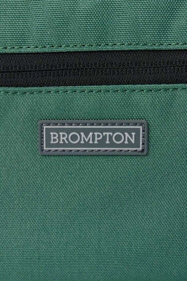 BICYCLE 미니백 - 그린 (P255ABB150)은 남녀 모두 착용 가능한 미니백입니다. 가볍고 얇은 두께감의 나일론과 폴리에스터 혼방 소재로 제작되었으며, 사각형 디자인에 무지 패턴으로 미니멀한 스타일을 연출합니다. 전면 포켓과 후면 관통 지퍼, 메쉬 소재 보강, 체스트 벨트 등의 실용적인 기능성을 갖추었습니다. 야외 활동, 데일리, 액티브 활동에 적합하며, 여행룩 연출에도 활용하기 좋습니다. 봄, 여름, 가을, 겨울 사계절 모두 착용 가능합니다.
