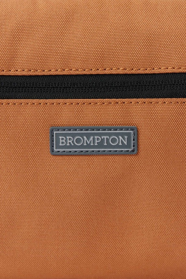 BICYCLE 미니백 - 오렌지 (P255ABB150)는 남녀 모두에게 잘 어울리는 미니백입니다. 나일론과 폴리에스터 소재로 제작되어 내구성이 뛰어나며, 얇은 두께와 사각 형태의 디자인이 특징입니다. 오렌지 컬러에 리플렉티브 로고와 메쉬 포켓으로 포인트를 주어, 캐주얼, 미니멀, 스포티한 스타일을 연출하기 좋습니다. 패커블 기능과 넉넉한 수납 공간, 체스트 벨트, 그리고 트렌디한 디자인으로 야외 활동, 일상, 액티브한 활동에 적합합니다. 지퍼형 잠금 방식이며, 신축성은 거의 없습니다.
