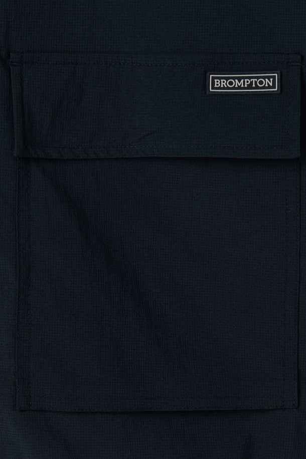 AIRO(에어로) 시어서커 하프 슬리브 섕킷 - 네이비 (P252MJK188)는 캐주얼, 스포티, 미니멀 스타일을 모두 아우르는 남녀 공용 여름 숏 재킷입니다. 얇고 부드러운 시어서커 소재로 제작되어 통기성이 뛰어나며, 레저, 일상, 사이클 활동 시에도 쾌적하게 착용할 수 있습니다. 반소매 기장과 버튼 여밈, 레귤러 핏으로 편안한 착용감을 제공하며, 백넥 패커블 스트랩과 백요크 라인 반사 소재, 외부 포켓 디테일이 특징입니다. 여행룩 연출에도 적합하며, 신축성과 패커블 기능을 갖춰 활동성을 높였습니다.
